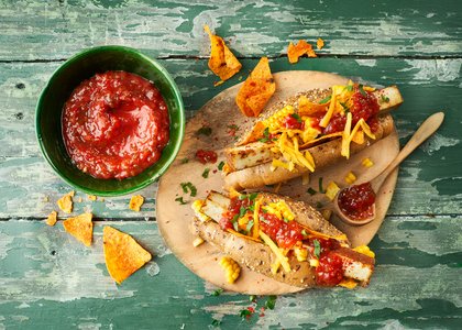 Mexikanischer Veggie Hot Dog mit Develey Salsa