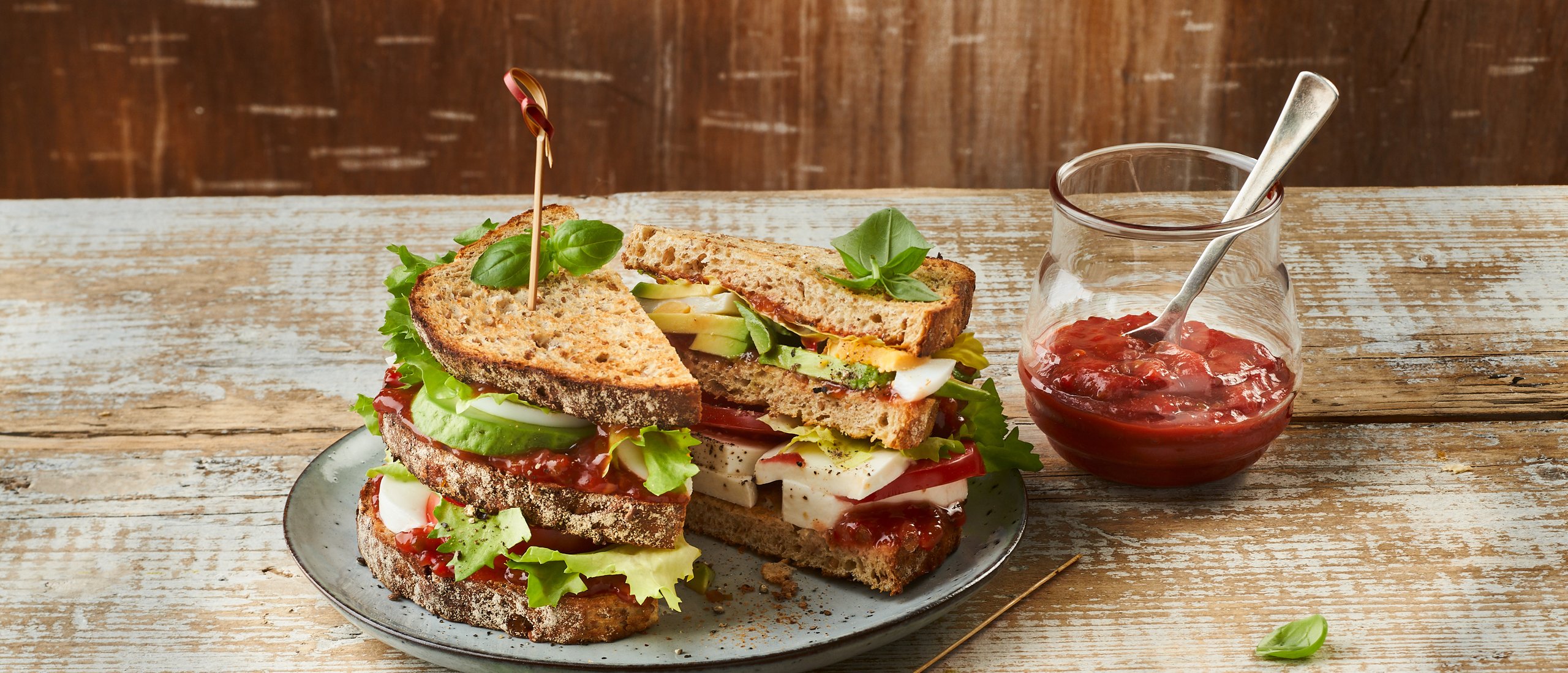 Vegetarisches Club Sandwich mit Develey Salsa Sauce
